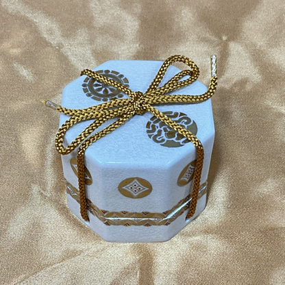 【鹿児島】繪付工房秋月窯 玉手箱 首飾盒（八角彫寶盡金彩 / 溫暖花）