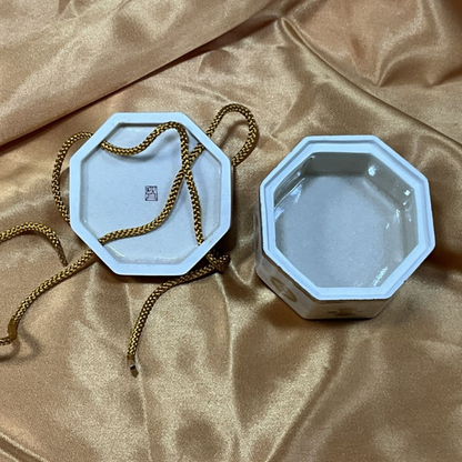 【鹿児島】繪付工房秋月窯 玉手箱 首飾盒（八角彫寶盡金彩 / 溫暖花）