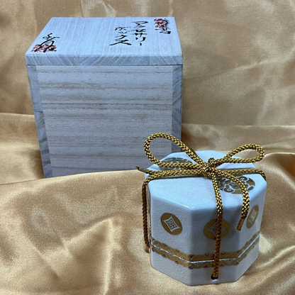 【鹿児島】繪付工房秋月窯 玉手箱 首飾盒（八角彫寶盡金彩 / 溫暖花）