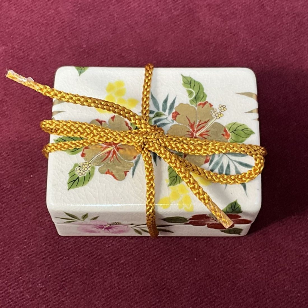 【鹿児島】繪付工房秋月窯 玉手箱 首飾盒（八角彫寶盡金彩 / 溫暖花）