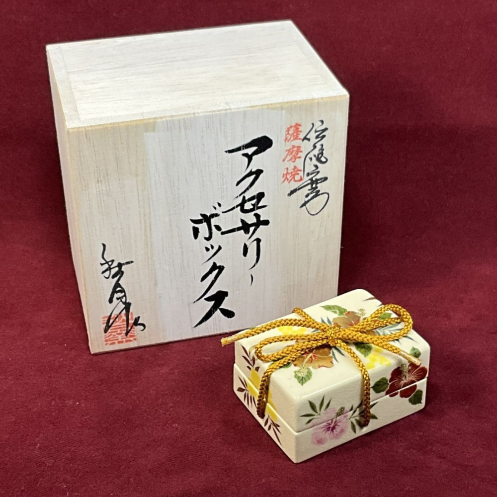 【鹿児島】繪付工房秋月窯 玉手箱 首飾盒（八角彫寶盡金彩 / 溫暖花）